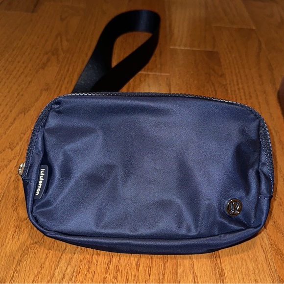 lululemon athletica Handbags - Lululemon Everywhere Belt Bag